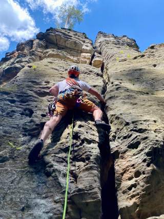 Person klettert am Pötzschturm in der Sächsischen Schweiz